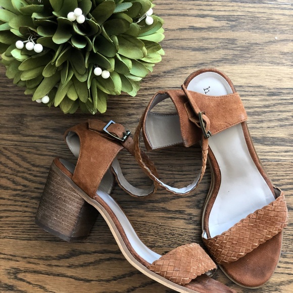 hinge Shoes - 🛍💕Adorable block heel Sandal💕🛍